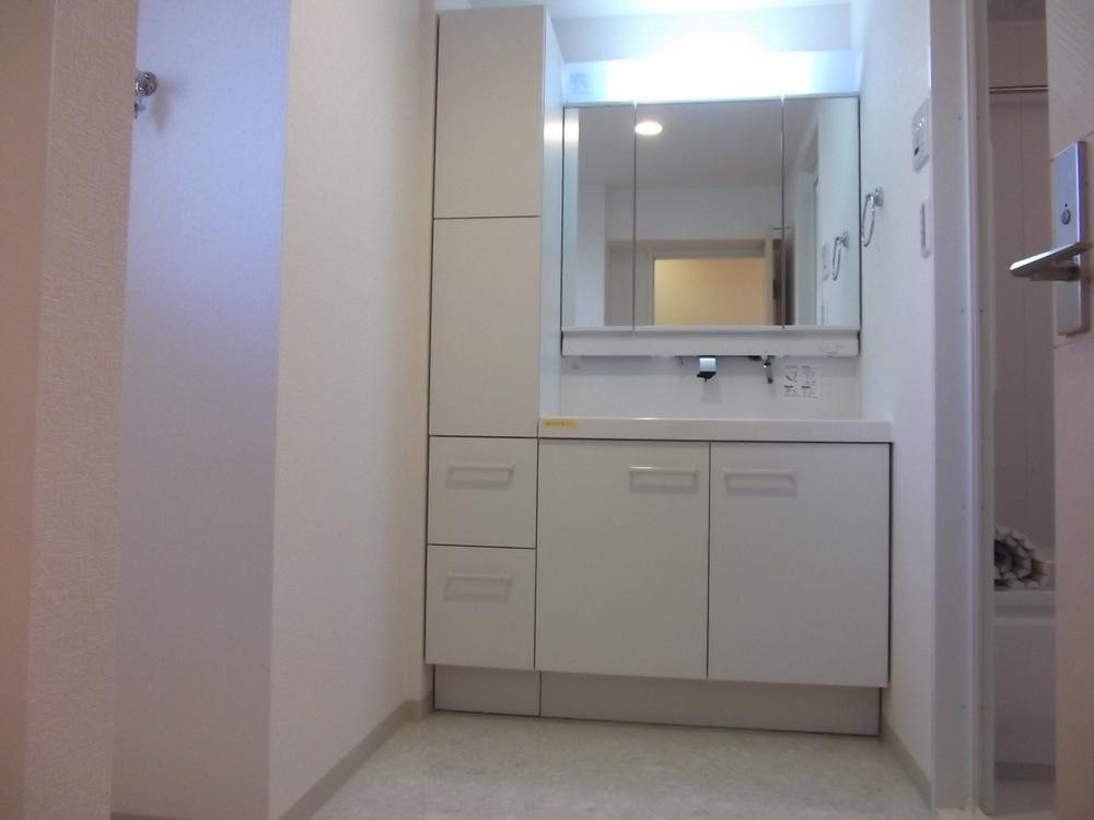 Wash basin, toilet. Indoor (11 May 2013) Shooting