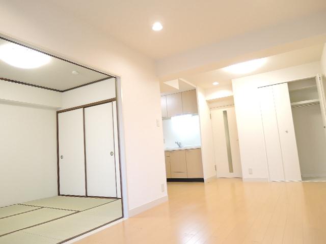 Living. Easy-to-use floor plan that led to the Japanese-style room