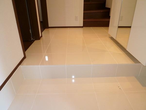 Same specifications photos (Other introspection). Same specifications complete example of construction (entrance hall)