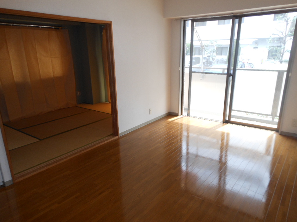 Living and room. You can move from the living room to the Japanese-style room