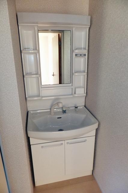 Wash basin, toilet. 1 Building Indoor (November 29, 2013) Shooting