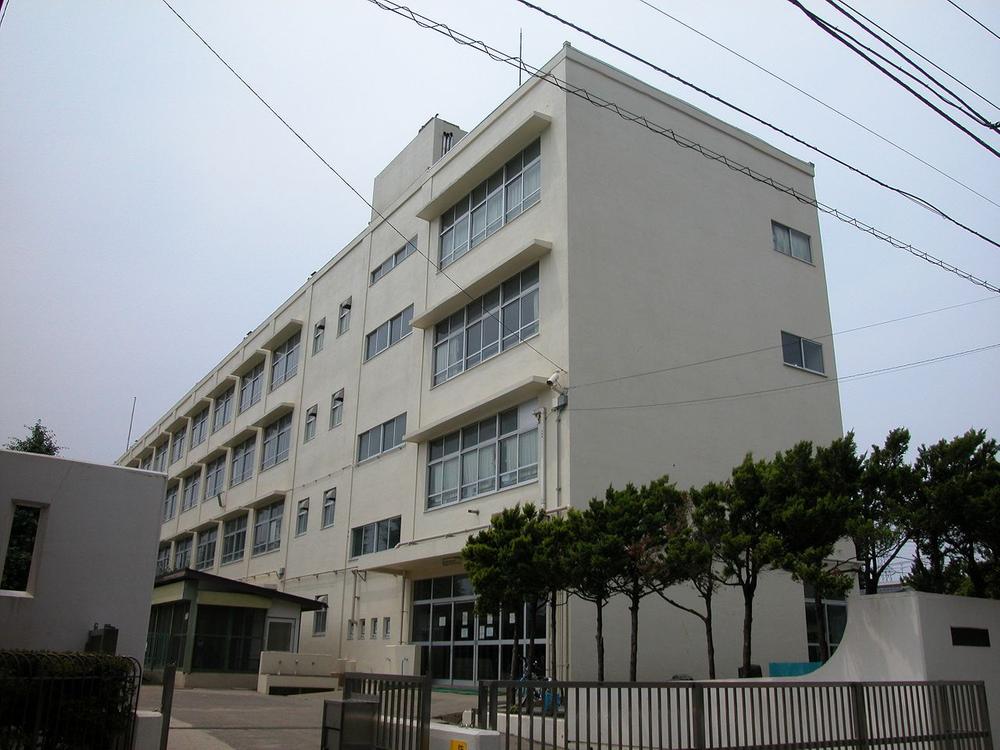 Primary school. Yokohama Municipal Hiyoshi Minami elementary school up to 100m