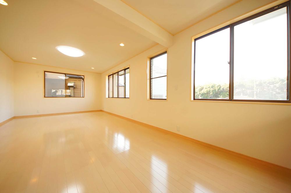 Living. Indoor (11 May 2013) Shooting, Windows are many bright living.
