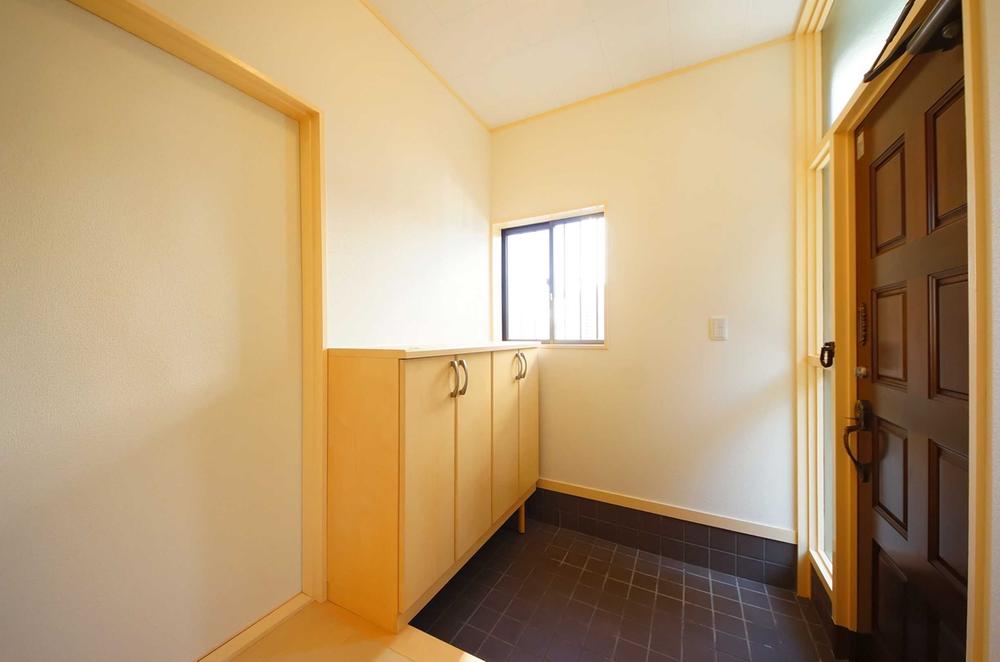 Other introspection. Indoor (11 May 2013) Shooting, Bright entrance hall there is a window.