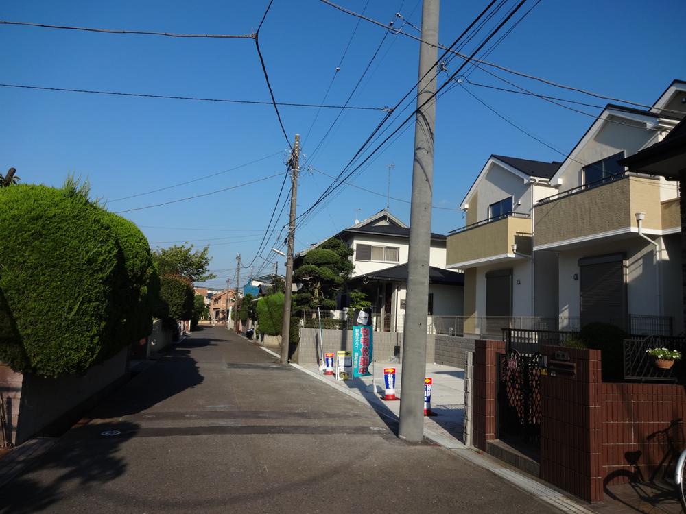 Local photos, including front road. Front road width About 6.5m