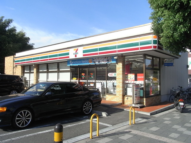 Convenience store. 300m to Seven-Eleven (convenience store)