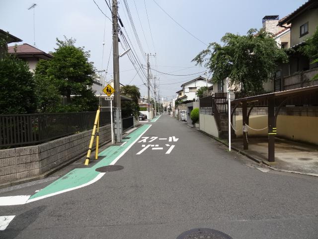 Local photos, including front road. Frontal road