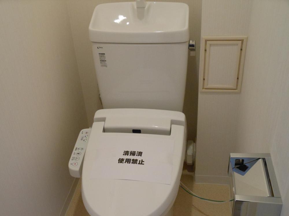Toilet. Indoor (11 May 2013) Shooting