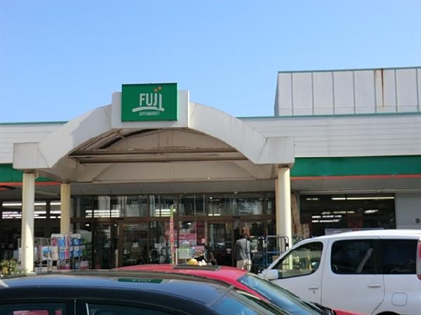 Supermarket. 550m until FUJI Seriketani shop