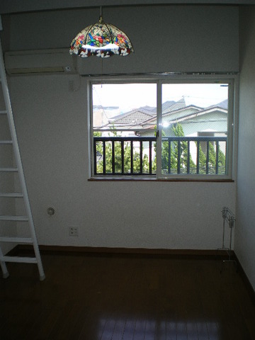 Living and room. 6 Pledge Western-style