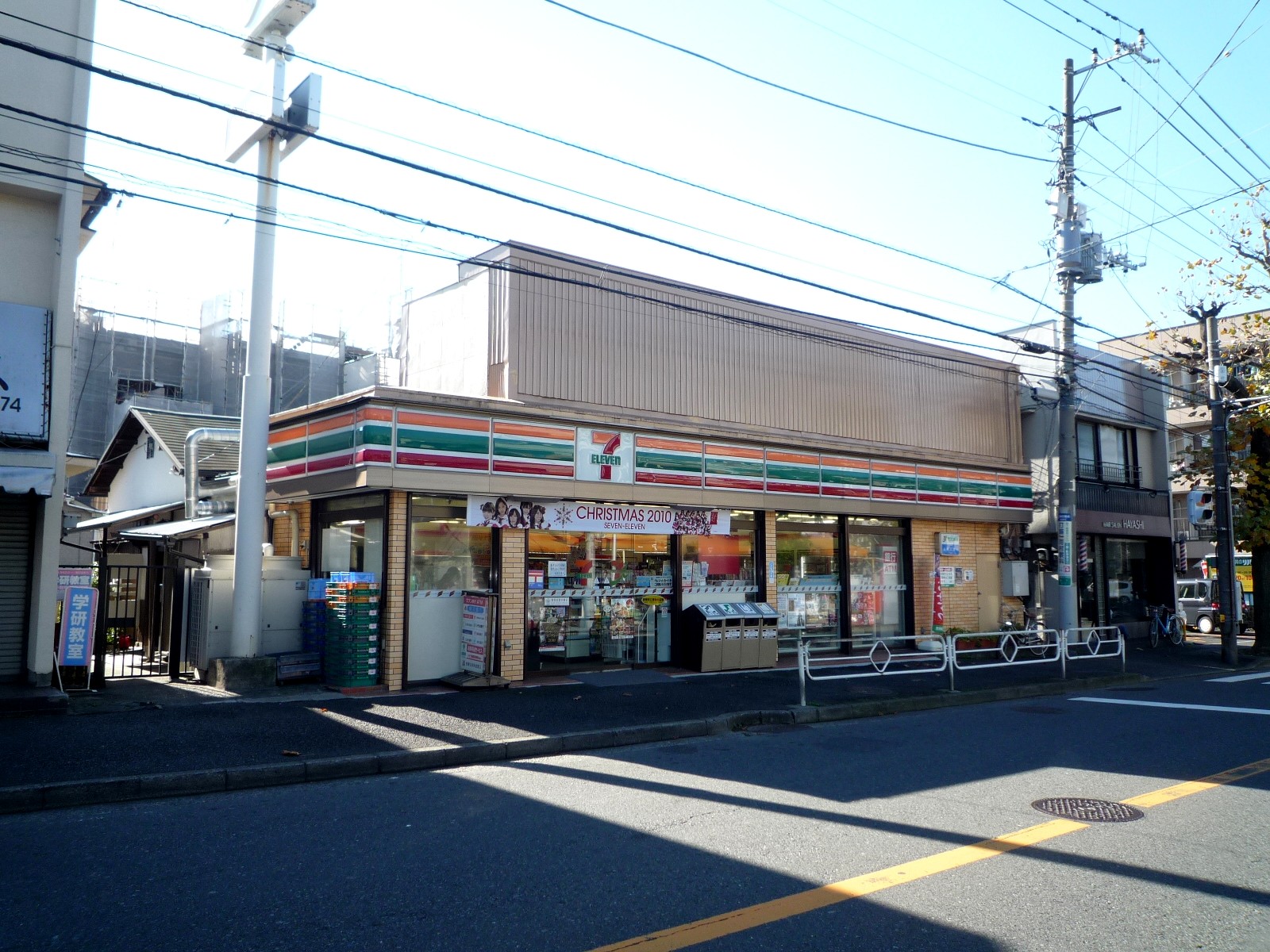 Convenience store. Seven-Eleven institutions store up (convenience store) 490m