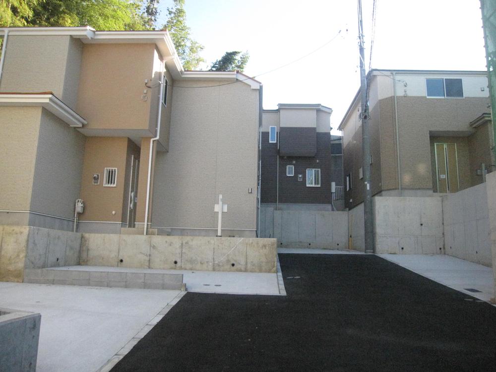 Local photos, including front road. 7 ・ 8.9 is a Building. (October 2013) Shooting