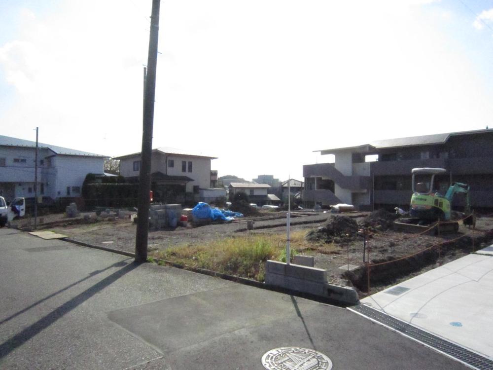 Local photos, including front road. Local (11 May 2013) Shooting, Quiet, Refreshing subdivision