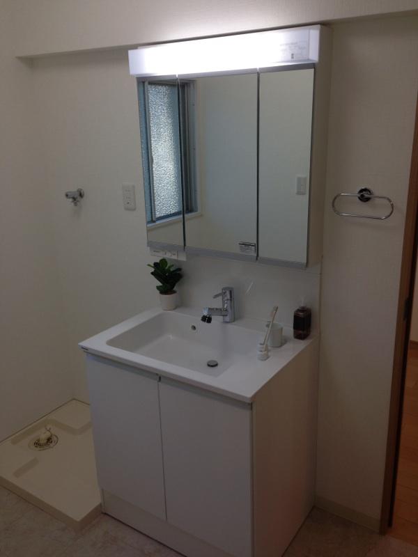Wash basin, toilet. Indoor (12 May 2013) Shooting
