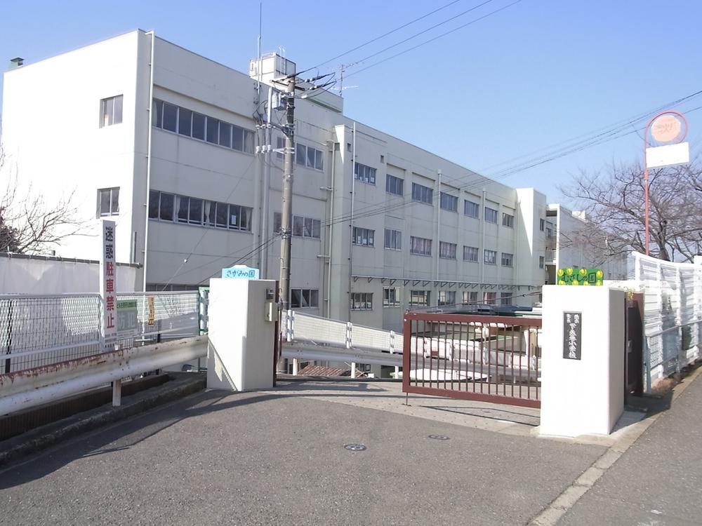 Primary school. Shimonagaya until elementary school 200m