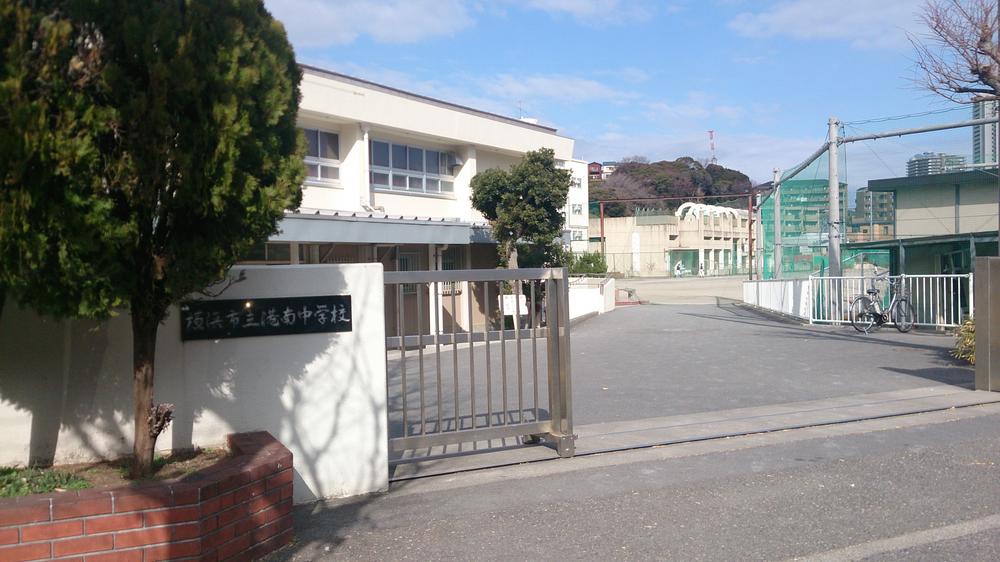 Junior high school. 693m to Yokohama Municipal Konan Junior High School