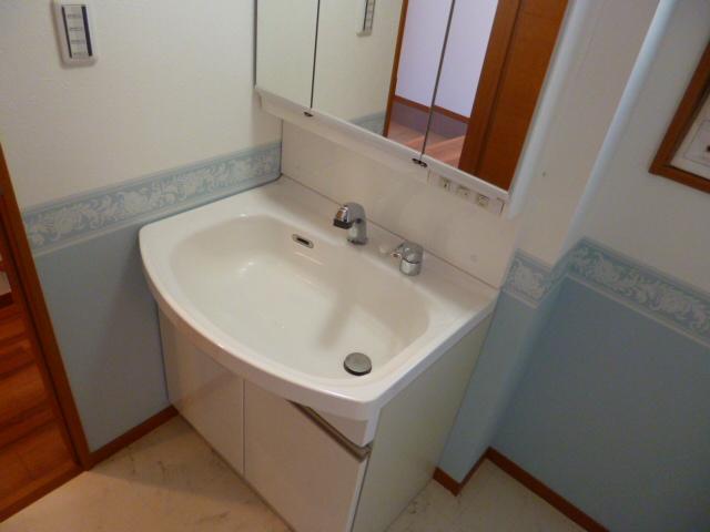 Wash basin, toilet. Indoor (11 May 2013) Shooting