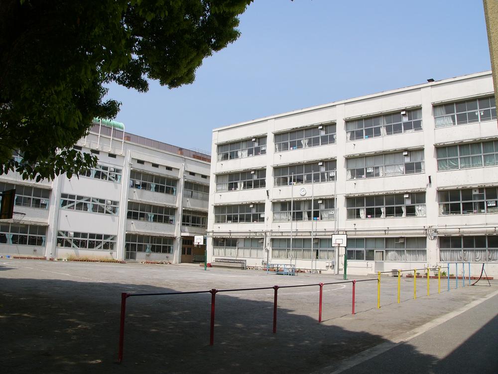 Primary school. 720m to Yokohama Municipal Kusaka Elementary School