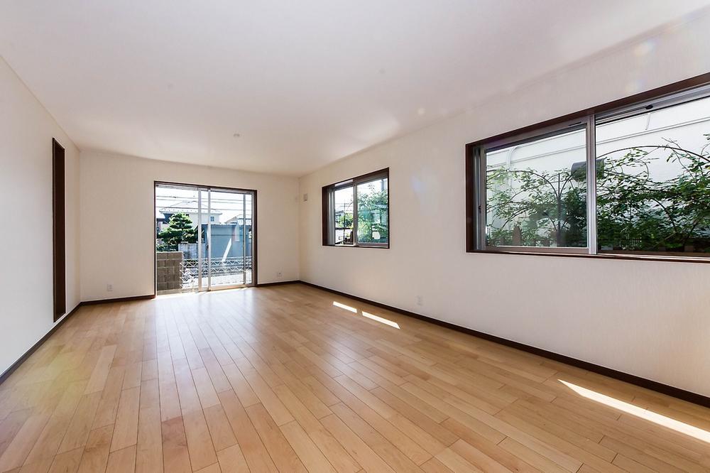 Living. Spacious living