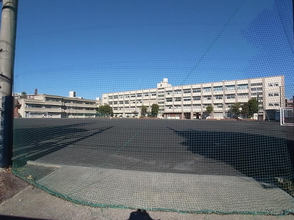 Junior high school. Yokohama City Nova is a distance there is no burden to go to school and 500m walk 7 minutes until junior high school.