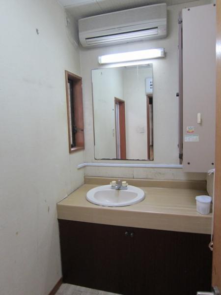 Wash basin, toilet