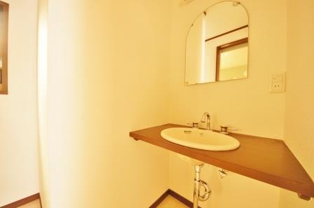 Wash basin, toilet. Indoor (12 May 2013) Shooting, Exchange is settled to the vanity of the new. 