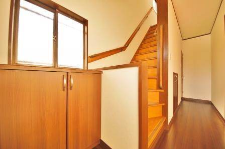 Other introspection. Indoor (12 May 2013) Shooting, Bright entrance near. 