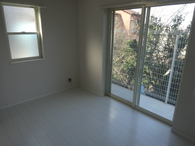 Other room space. Two-sided lighting bright rooms