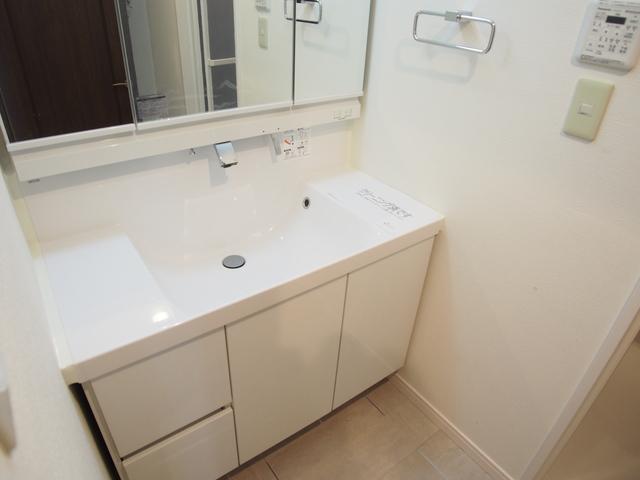 Wash basin, toilet
