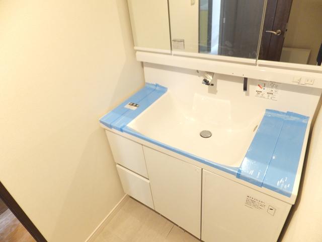Wash basin, toilet