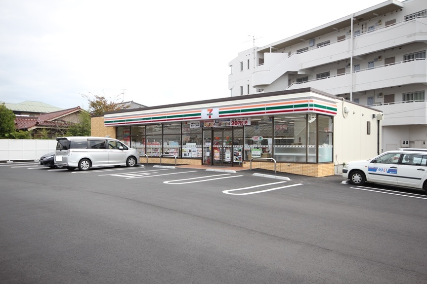 Convenience store. 465m to Seven-Eleven (convenience store)