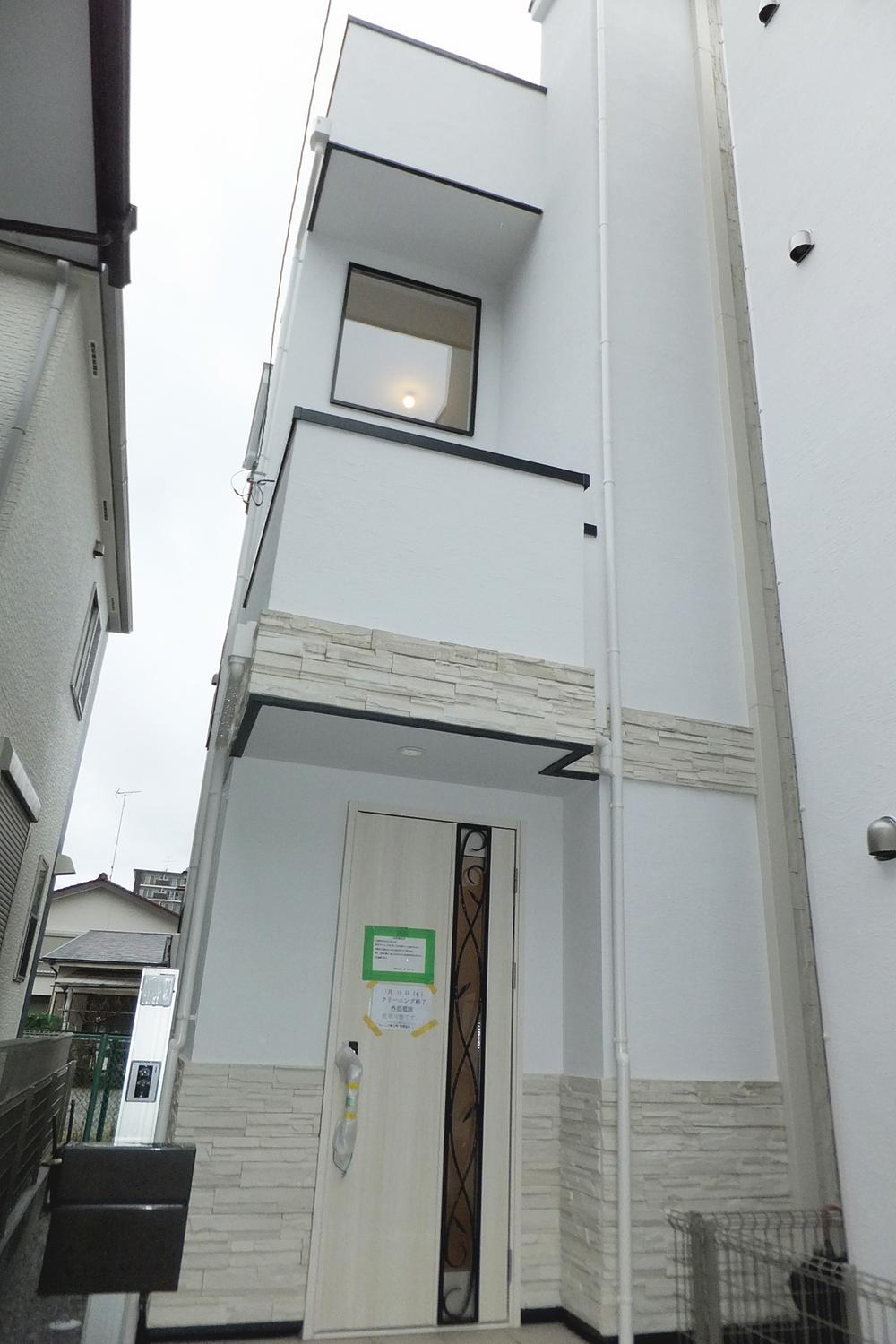 Local appearance photo. But it is along the bus Street, Since the recessed compartment is safe not jump out even children. Local (December 20, 2013) Shooting