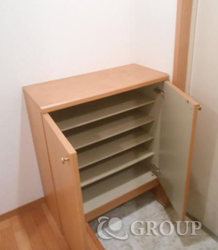 Entrance. Photograph of the front door with a shoe box