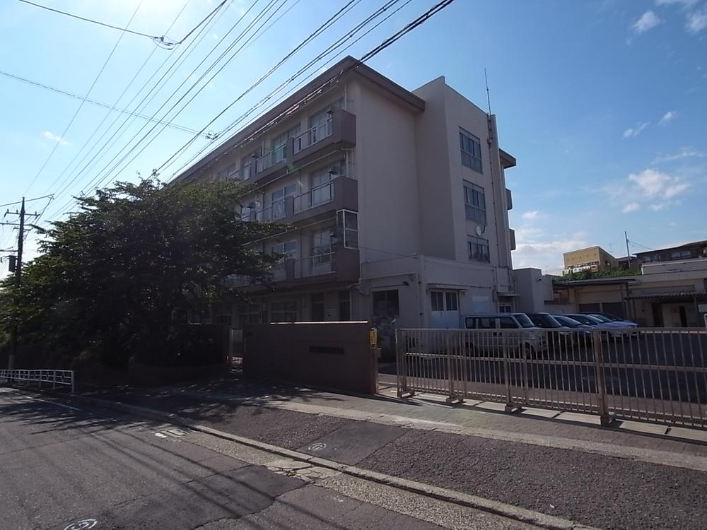Primary school. Serigaya to the south elementary school 500m schoolyard also widely is very beautiful elementary school.