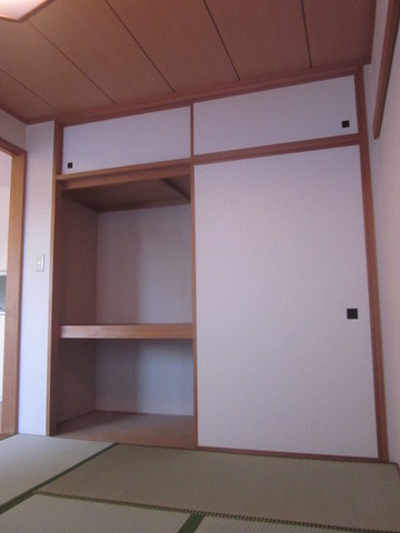 Receipt. Closet with an upper closet