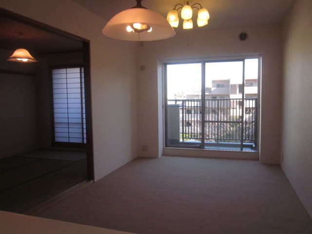 Other room space. Rooms of large openings