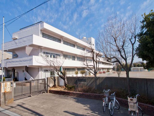 Primary school. Yokohama Municipal Konandai third elementary school up to 400m