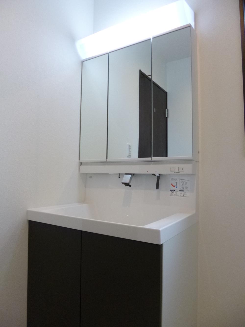 Wash basin, toilet. B Building Convenient three-sided mirror type