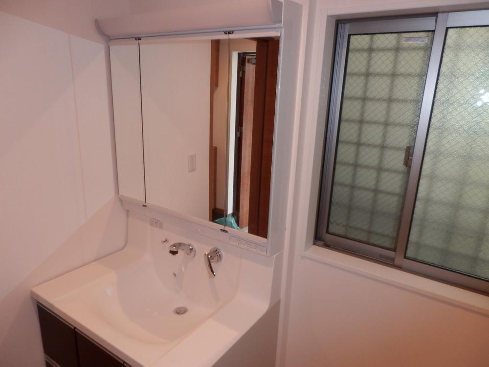 Wash basin, toilet. Indoor (December 8, 2013) Shooting 9 Building washroom
