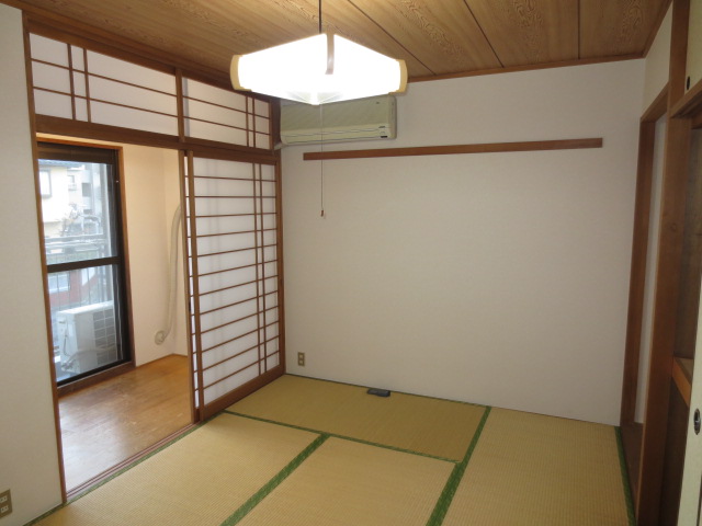 Other room space. It is bright and calm Japanese-style room