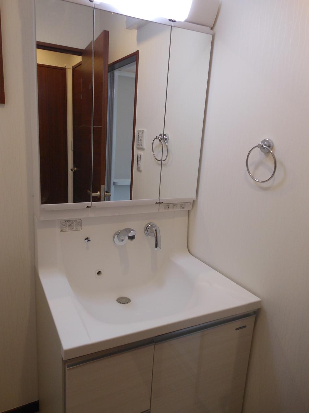 Wash basin, toilet. Indoor (10 May 2013) Shooting