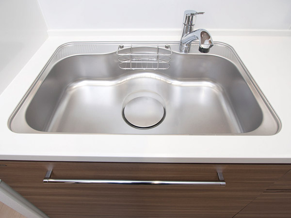 Kitchen.  [Quiet wide sink] Noise design to reduce the running water sound. It has adopted a convenient wide specifications to washing such as a large cookware and tableware.
