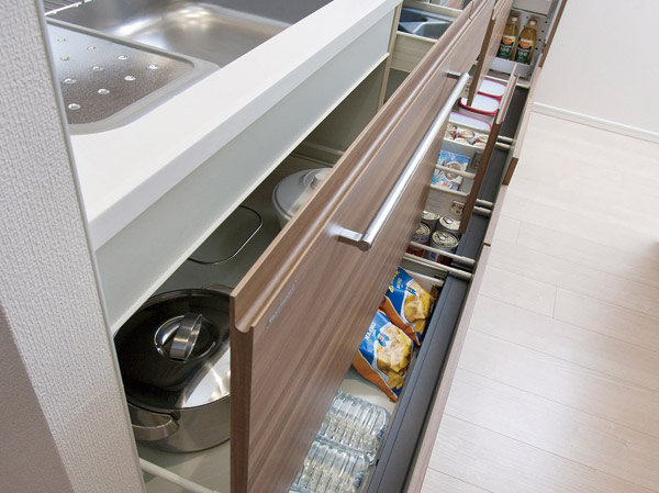 Kitchen.  [Slide storage] Large cooking appliances such as pot also smoothly can be stored. Is the storage of large capacity easy access and easy to organize according to the application and size.