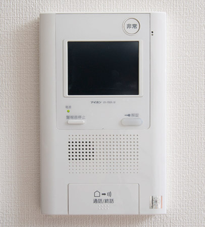Security.  [Intercom with color monitor] It is possible to unlock from the check the image and the voice of the visitor.