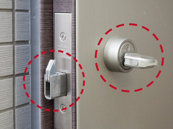 Security.  [Crime prevention thumb turn and dead lock with sickle] To exert a strong effect on the incorrect lock and vandalism from outside.