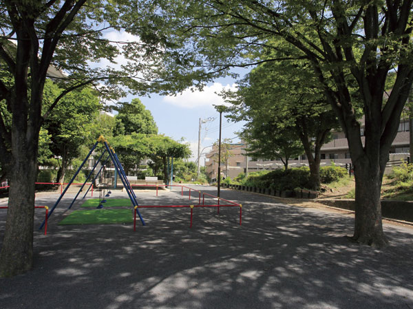 Surrounding environment. Mochi Isaka park (8-minute walk / About 580m)
