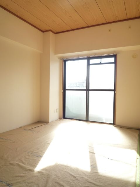 Living and room. Japanese-style room also bright! Also high ceilings! 