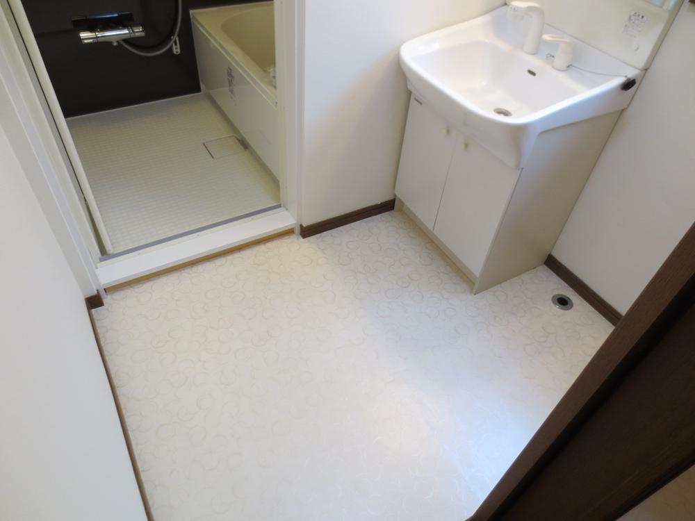 Wash basin, toilet