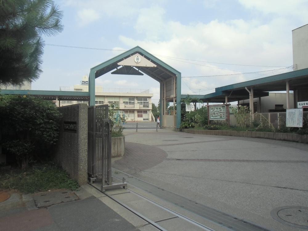 Primary school. 430m to Yokohama Municipal Serigaya Elementary School
