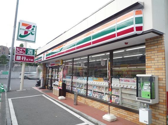 Convenience store. It is very convenient because in the vicinity of 80m local is also a convenience store to Seven-Eleven.